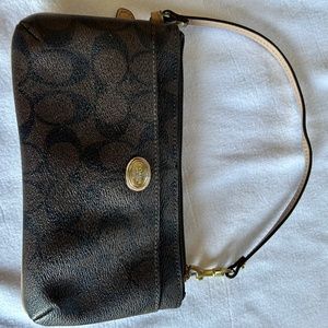Coach Clutch. Signature print